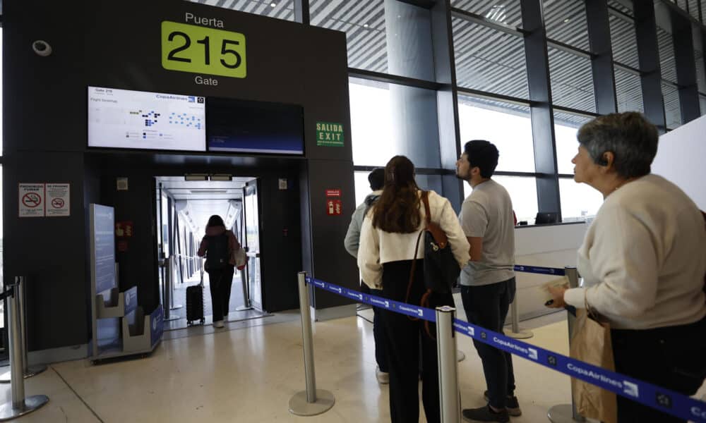 Fotografía de archivo en donde se ven pasajeros que hacen fila en el Aeropuerto Internacional de Tocumen, en Ciudad de Panamá (Panamá). EFE/ Bienvenido Velasco