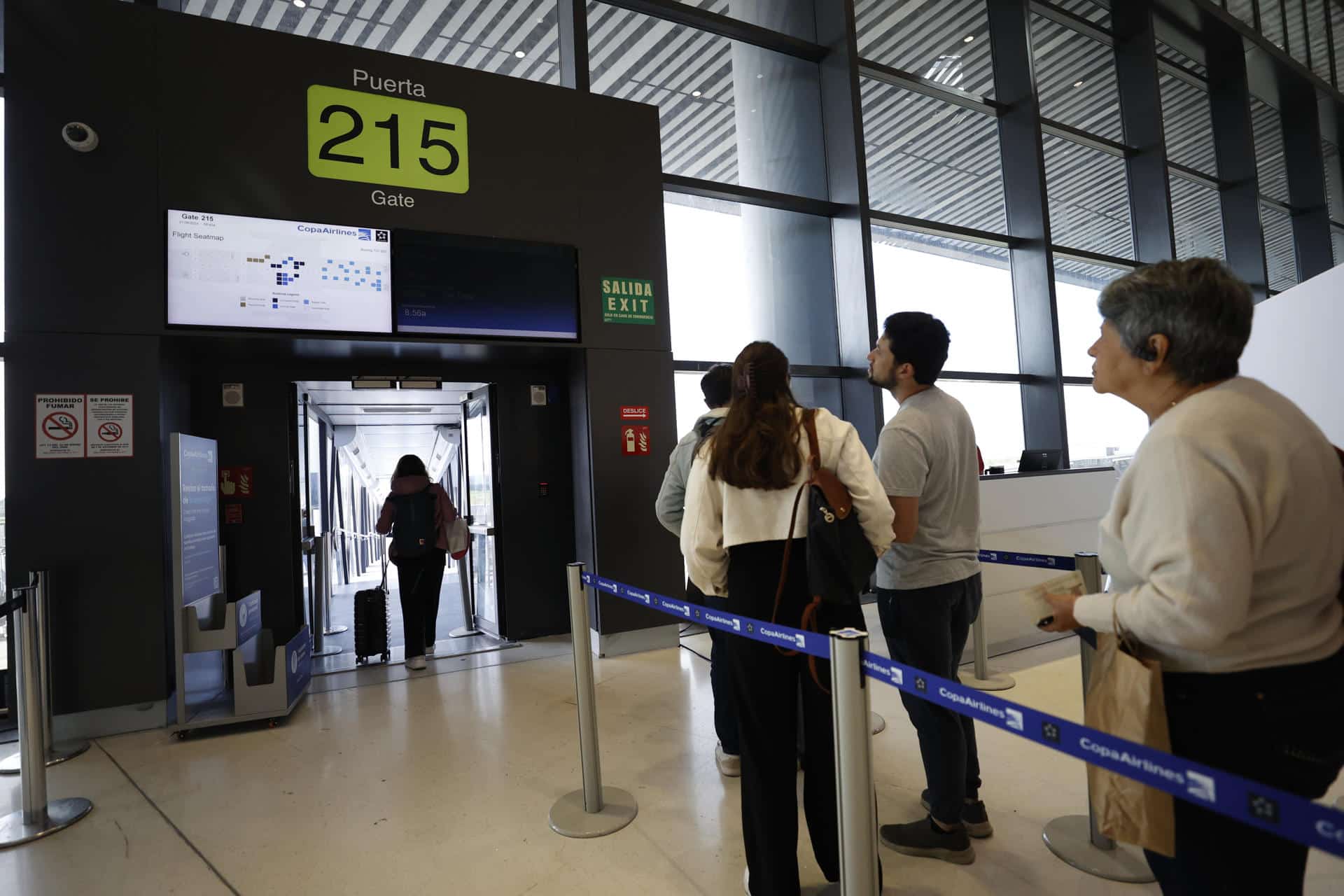 Fotografía de archivo en donde se ven pasajeros que hacen fila en el Aeropuerto Internacional de Tocumen, en Ciudad de Panamá (Panamá). EFE/ Bienvenido Velasco