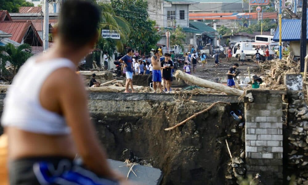 Una persona observa los daños provocados por la tormenta Trami en Filipinas.
EFE/EPA/FRANCIS R. MALASIG