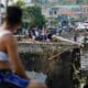 Una persona observa los daños provocados por la tormenta Trami en Filipinas.
EFE/EPA/FRANCIS R. MALASIG