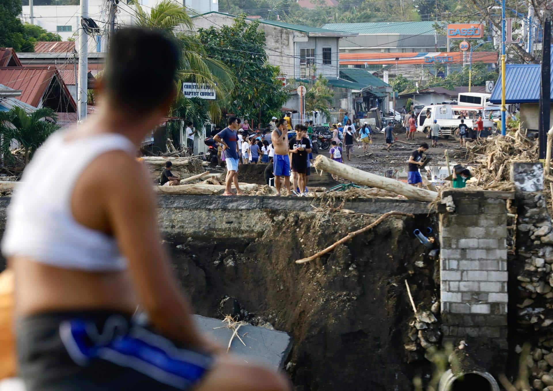 Una persona observa los daños provocados por la tormenta Trami en Filipinas.
EFE/EPA/FRANCIS R. MALASIG