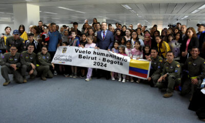 Fotografía cedida por la oficina de comunicaciones del Ministerio de Defensa de los 117 connacionales repatriados desde Líbano este miércoles en Beirut (Líbano). Un avión de la Fuerza Aérea Colombiana (FAC) con 117 connacionales a bordo partió de Beirut para Bogotá como parte de una repatriación organizada por el Gobierno ante la escalada de la guerra en el Líbano, informó la Cancillería. EFE/ Ministerio De Defensa