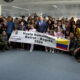 Fotografía cedida por la oficina de comunicaciones del Ministerio de Defensa de los 117 connacionales repatriados desde Líbano este miércoles en Beirut (Líbano). Un avión de la Fuerza Aérea Colombiana (FAC) con 117 connacionales a bordo partió de Beirut para Bogotá como parte de una repatriación organizada por el Gobierno ante la escalada de la guerra en el Líbano, informó la Cancillería. EFE/ Ministerio De Defensa