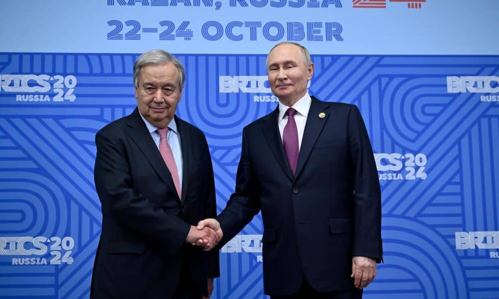 El presidente ruso, Vladimir Putin (d), saluda al secretario general de las Naciones Unidas (ONU), Antonio Guterres, durante su reunión bilateral en el marco de la cumbre BRICS en Kazán, Rusia, el 24 de octubre de 2024.EFE/ALEXANDER NEMENOV / Pool