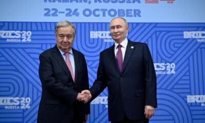 El presidente ruso, Vladimir Putin (d), saluda al secretario general de las Naciones Unidas (ONU), Antonio Guterres, durante su reunión bilateral en el marco de la cumbre BRICS en Kazán, Rusia, el 24 de octubre de 2024.EFE/ALEXANDER NEMENOV / Pool