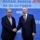 El presidente ruso, Vladimir Putin (d), saluda al secretario general de las Naciones Unidas (ONU), Antonio Guterres, durante su reunión bilateral en el marco de la cumbre BRICS en Kazán, Rusia, el 24 de octubre de 2024.EFE/ALEXANDER NEMENOV / Pool