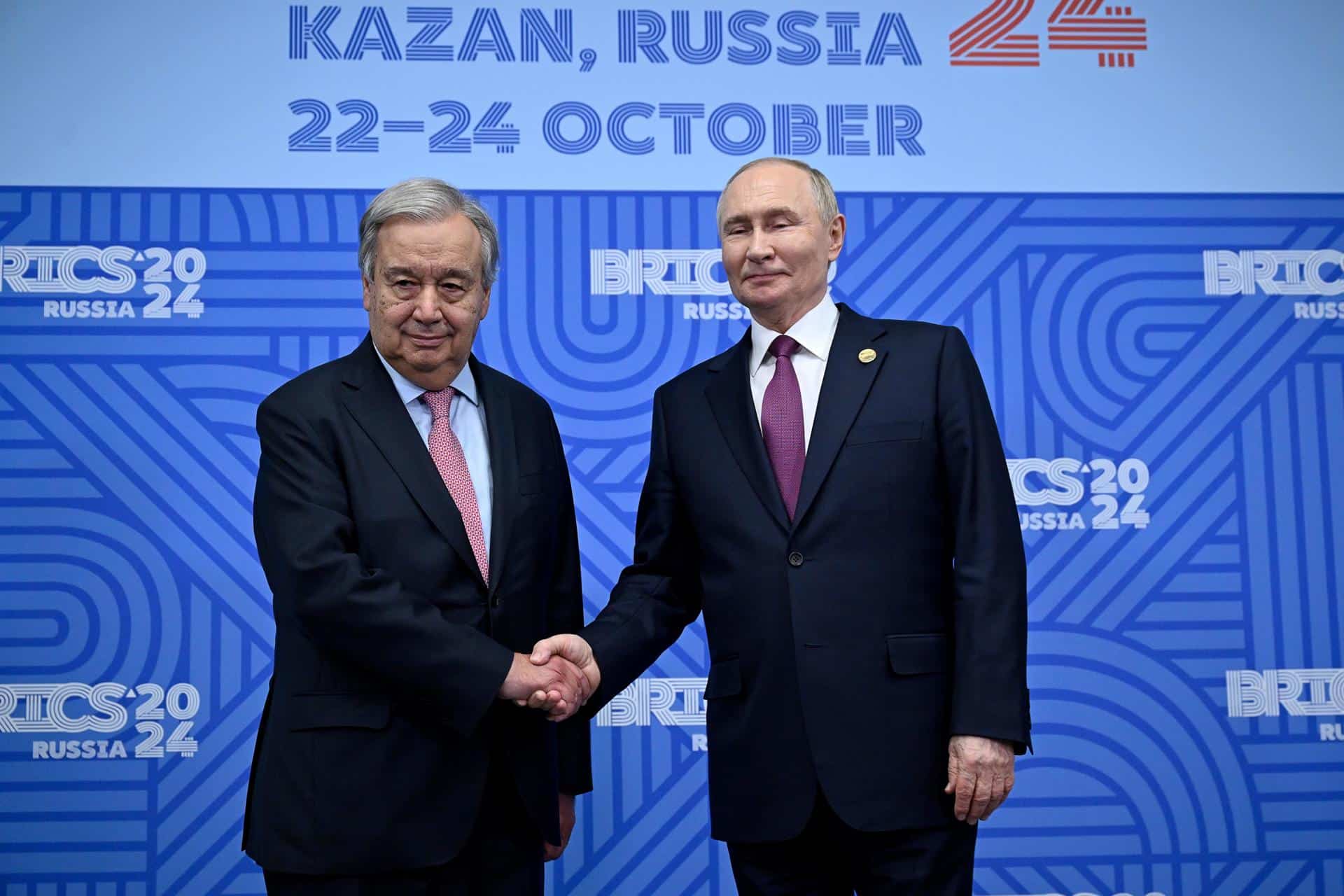 El presidente ruso, Vladimir Putin (d), saluda al secretario general de las Naciones Unidas (ONU), Antonio Guterres, durante su reunión bilateral en el marco de la cumbre BRICS en Kazán, Rusia, el 24 de octubre de 2024.EFE/ALEXANDER NEMENOV / Pool