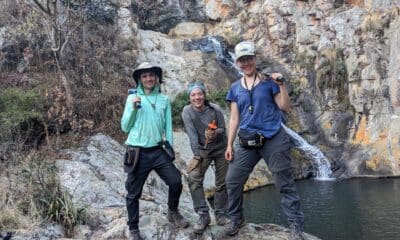 Nadja Drabon, a la derecha, con los estudiantes David Madrigal Trejo y Öykü Mete durante el trabajo de campo en Sudáfrica. Crédito: Cortesía de Nadja Drabon, imagen facilitada por la Universidad de Harvard.