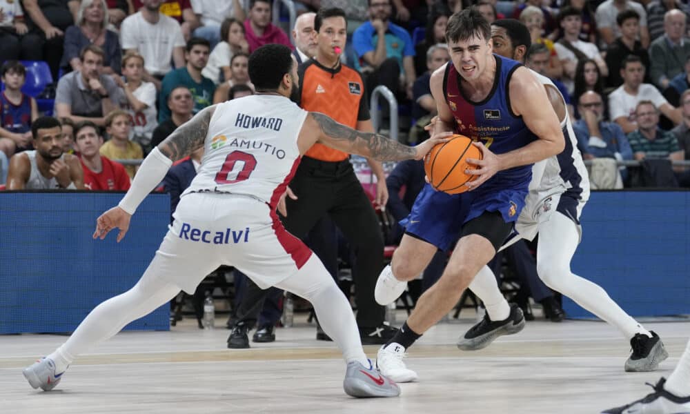 El base del Barcelona Juan Nunez (d) en acción ante el base estadounidense del Baskonia Markus Howard este domingo, durante la jornada 4 de la Liga Endesa de baloncesto, entre el Barcelona y el Baskonia, en el Palau Blaugrana de Barcelona. EFE/ Alejandro García