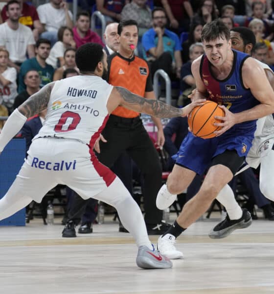 El base del Barcelona Juan Nunez (d) en acción ante el base estadounidense del Baskonia Markus Howard este domingo, durante la jornada 4 de la Liga Endesa de baloncesto, entre el Barcelona y el Baskonia, en el Palau Blaugrana de Barcelona. EFE/ Alejandro García