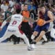 El base del Barcelona Juan Nunez (d) en acción ante el base estadounidense del Baskonia Markus Howard este domingo, durante la jornada 4 de la Liga Endesa de baloncesto, entre el Barcelona y el Baskonia, en el Palau Blaugrana de Barcelona. EFE/ Alejandro García