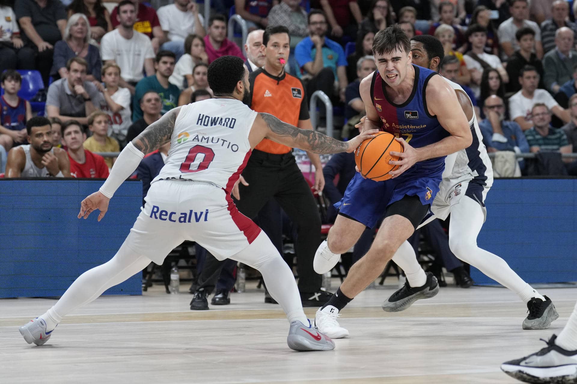 El base del Barcelona Juan Nunez (d) en acción ante el base estadounidense del Baskonia Markus Howard este domingo, durante la jornada 4 de la Liga Endesa de baloncesto, entre el Barcelona y el Baskonia, en el Palau Blaugrana de Barcelona. EFE/ Alejandro García