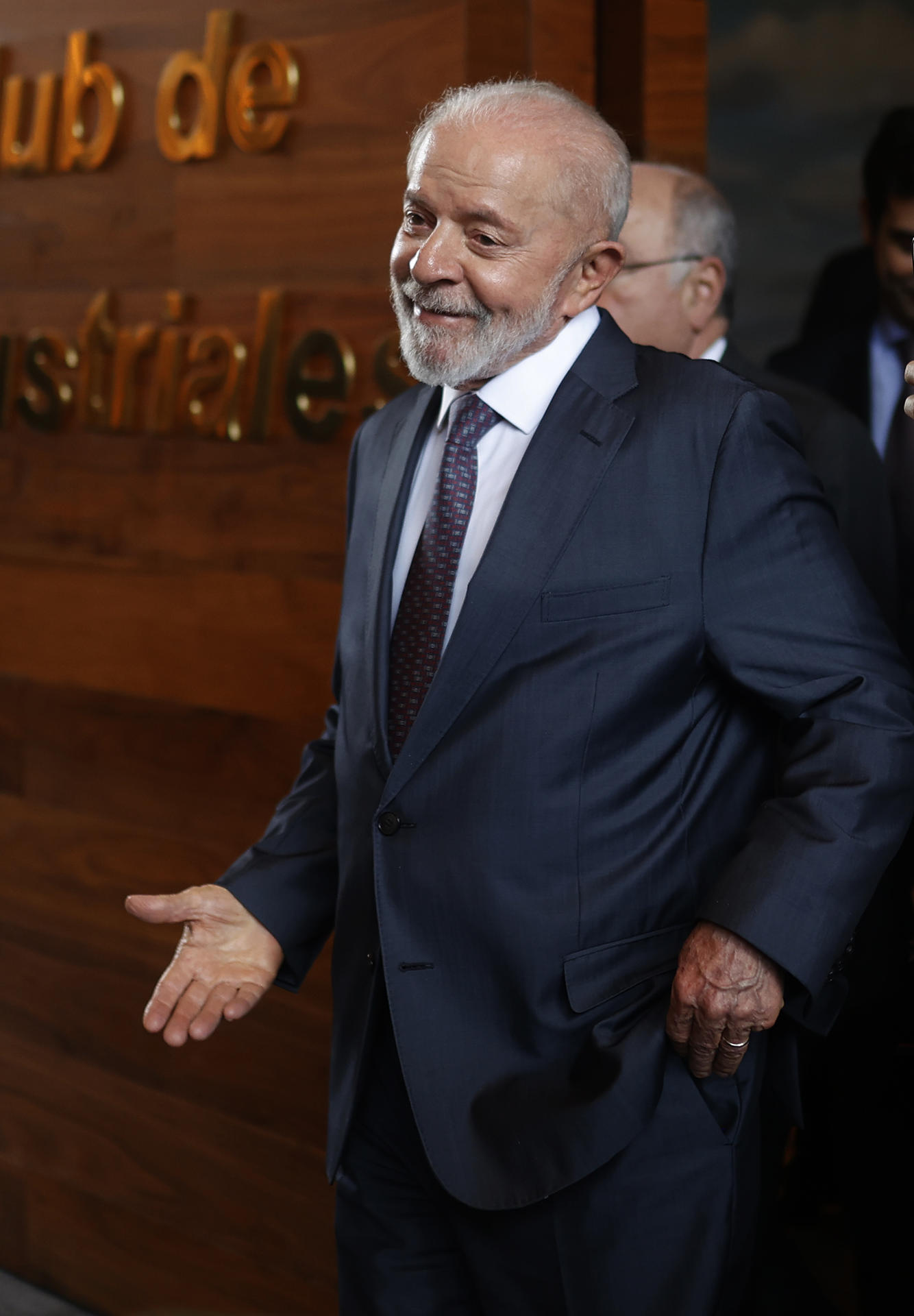 El presidente de Brasil, Luiz Inácio Lula da Silva habla este lunes con los medios de comunicación al término de una conferencia de prensa en Ciudad de México (México). EFE/Bienvenido Velasco