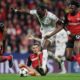 Los defensas del Leverkusen Jonathan Tah (I) y Edmond Tapsoba tratan de frenar al delantero del Milan Tammy Abraham durante el partido de la segunda jornada de la UEFA Champions League que han jugado Bayer Leverkusen y AC Milan en Leverkusen, Alemania. EFE/EPA/CHRISTOPHER NEUNDORF