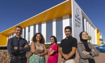 Que los elementos que componen los alimentos que tomamos tienen una incidencia directa en nuestra salud es un hecho partiendo del cual investigadores de la Universidad Católica de Murcia han dado un paso más con el objetivo de seleccionar esos componentes beneficiosos y elaborar con ellos un compuesto capaz de frenar el envejecimiento celular y mejorar la calidad de vida. "No se trata de dar años a la vida, sino vida a los años, pues el elixir de la eterna juventud no existe", resumen en una entrevista a EFE Rubén Zapata (i) y Rubén Rabadán (2d), acompañados por parte de su equipo de investigación del metabolismo y regulación génica de enfermedades, Cahimae Elammari (d), Macarena Alba Gil Aranda (2i) y Judit García Garrido (c), frente al centro UCAM Hitech en la pedanía murciana de Guadalupe. EFE/Marcial Guillén