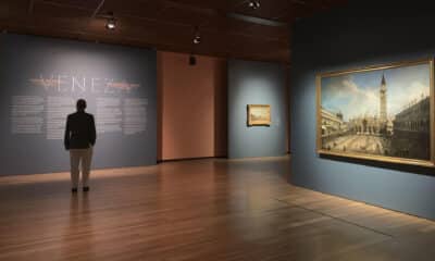 Los museos Calouste Gulbenkian de Portugal y Thyssen-Bornemisza de España se han unido en una exposición que permite dar un paseo por la Venecia del siglo XVIII de la mano de grandes maestros de la pintura, que abre sus puertas este viernes en Lisboa y llegará a Madrid en 2025. La muestra, 'Venecia en fiesta', cuenta con más de medio centenar de obras de pintores como Canaletto y Francisco Guardi procedentes de las colecciones de ambos museos, que se exponen en conjunto por primera vez y cuentan la historia de la ciudad que despertó tanta atracción en los artistas a lo largo de los siglos. La exhibición arranca, como toda visita a Venecia, en la Plaza de San Marcos, y después deja al visitante escoger libremente por dónde continuar su paseo a través de las obras. EFE/Rocío Muñoz