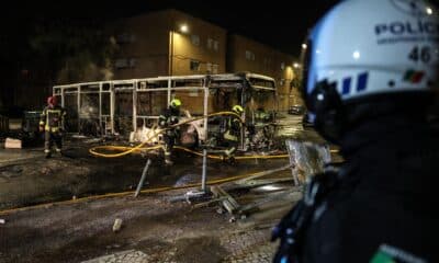 Los bomberos apagan un incendio en un autobús registrado durante las protesta por la muerte de un ciudadano caboverdiano por disparos de la policía en Amadora, Lisboa, Portugal, el 22 de octubre de 2024. EFE/EPA/MIGUEL A. LOPES