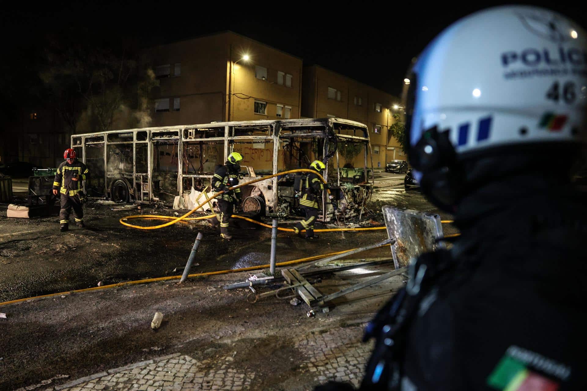 Los bomberos apagan un incendio en un autobús registrado durante las protesta por la muerte de un ciudadano caboverdiano por disparos de la policía en Amadora, Lisboa, Portugal, el 22 de octubre de 2024. EFE/EPA/MIGUEL A. LOPES