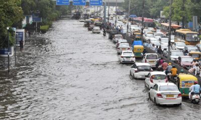 Un atasco en medio de una vía inundada a causa de fuertes precipitaciones causadas por los monzones en Nueva Delhi. Archivo EFE/MANISH JAIN