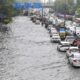 Un atasco en medio de una vía inundada a causa de fuertes precipitaciones causadas por los monzones en Nueva Delhi. Archivo EFE/MANISH JAIN