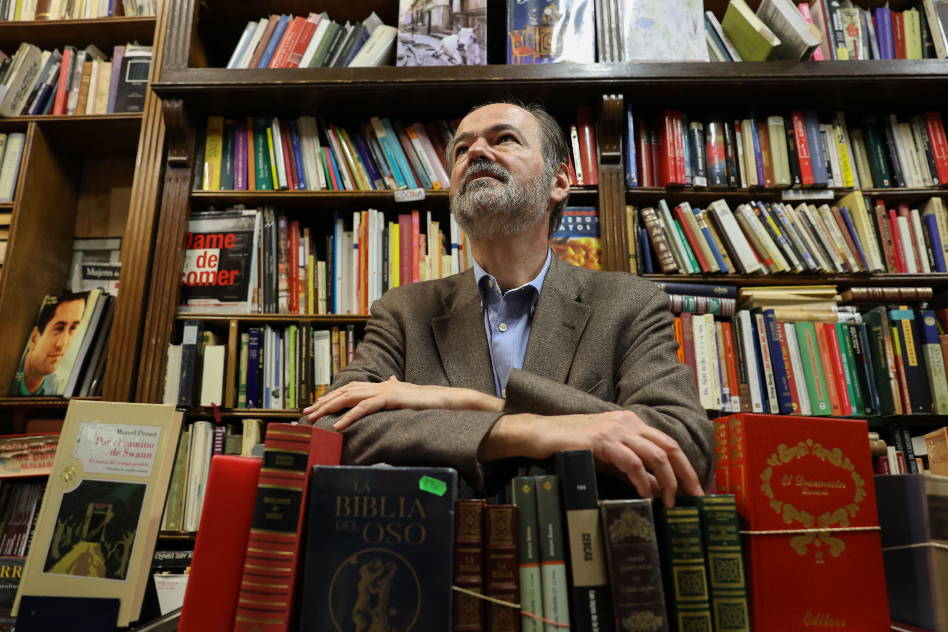 En su último libro, 'No soy un robot', Juan Villoro dibuja al ser humano asomado al abismo de una galaxia digital en la que el uso ideológico de la mentira está ampliamente extendido y los datos personales que regalamos en las redes se utilizan para favorecer tendencias electorales. Un mundo que está buscando refugio en el lugar equivocado, los autoritarismos, y que parece ir de cabeza a la deshumanización, pero que, a pesar de todo, "puede salvarse". En una entrevista con EFE, el escritor mexicano señala que "abordar los retos del mundo digital es urgente" porque "estamos en el umbral de lo poshumano, del tecnopolio, de un universo en donde las máquinas empiezan a controlarnos".-EFE/ Kiko Huesca