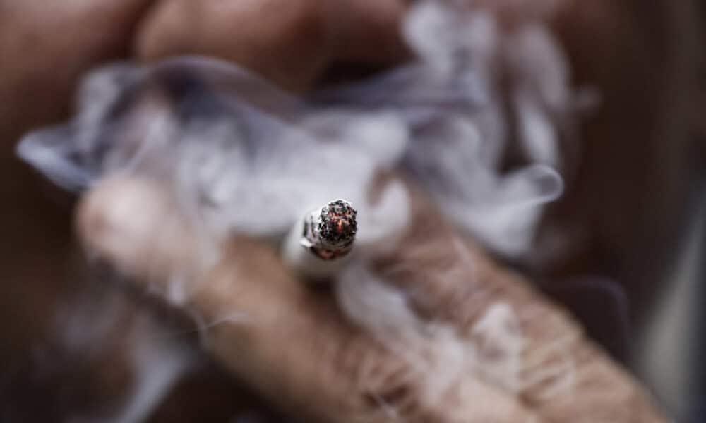 Fotografía de archivo en donde un hombre fuma un cigarrillo. EFE/ Jeffrey Arguedas