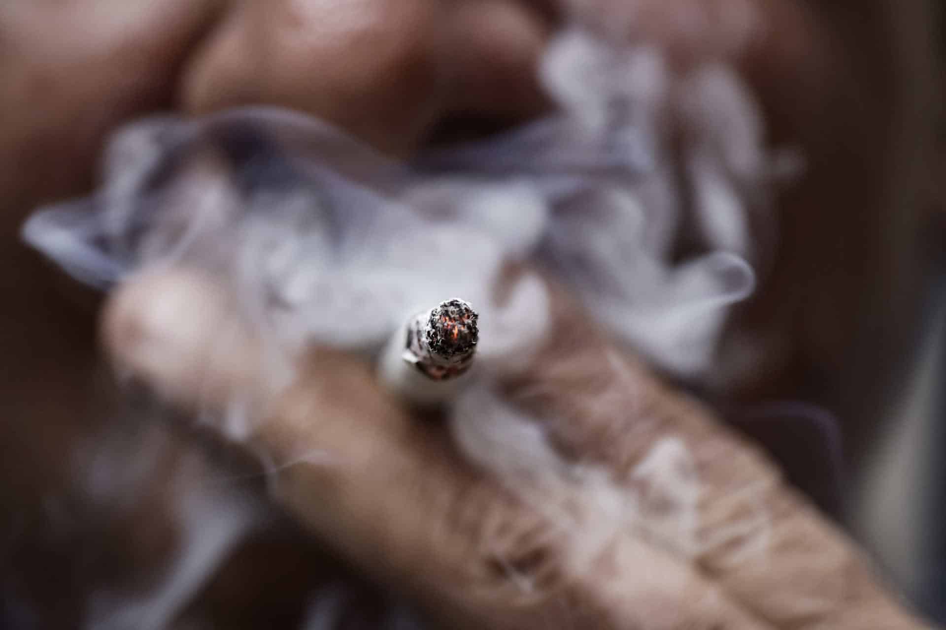 Fotografía de archivo en donde un hombre fuma un cigarrillo. EFE/ Jeffrey Arguedas