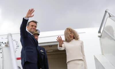 Emmanuel Macron (L) y su esposa, Brigitte Macron. EFE/EPA/JALAL MORCHIDI