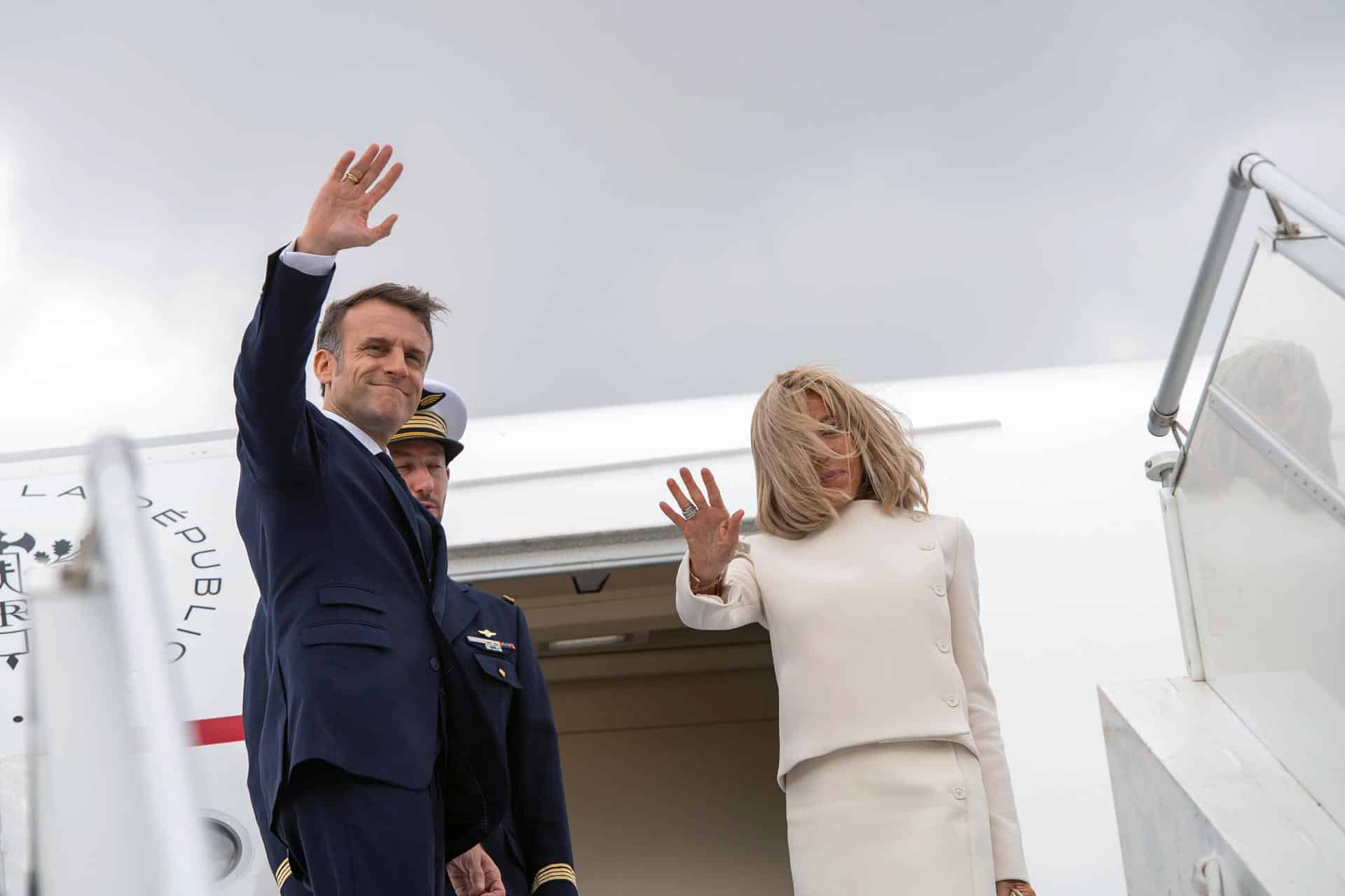 Emmanuel Macron (L) y su esposa, Brigitte Macron. EFE/EPA/JALAL MORCHIDI