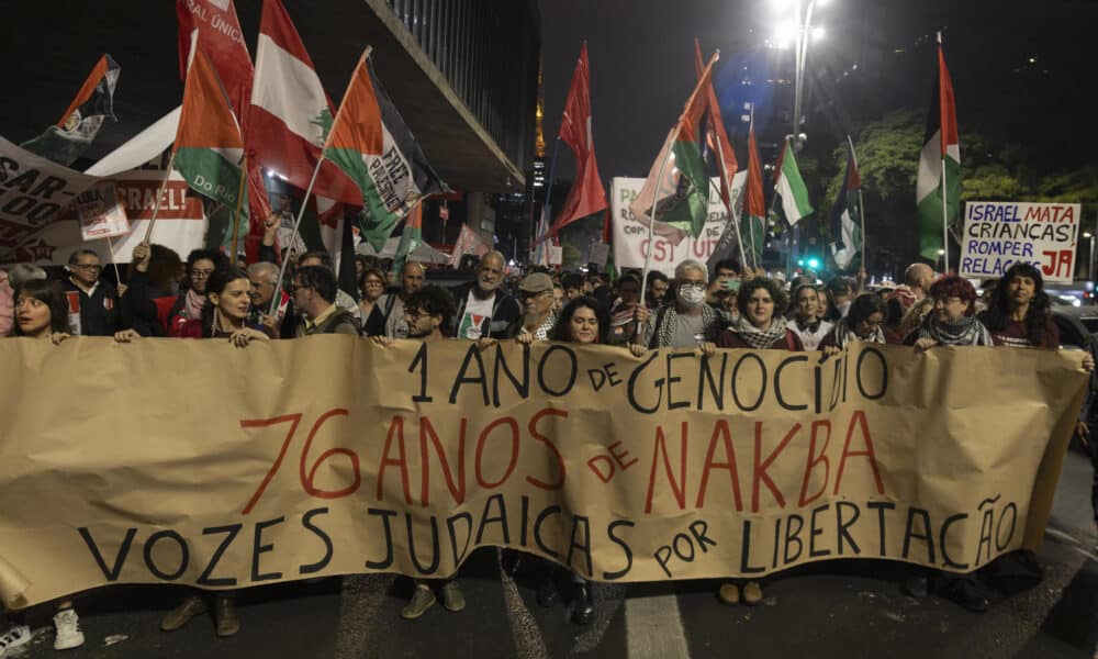 Manifestantes se movilizan a favor de Palestina, con motivo del primer año de la guerra entre Israel y Palestina, este 8 de octubre de 2024 en la Avenida Paulista, en el centro de la ciudad de São Paulo (Brasil). EFE/ Isaac Fontana