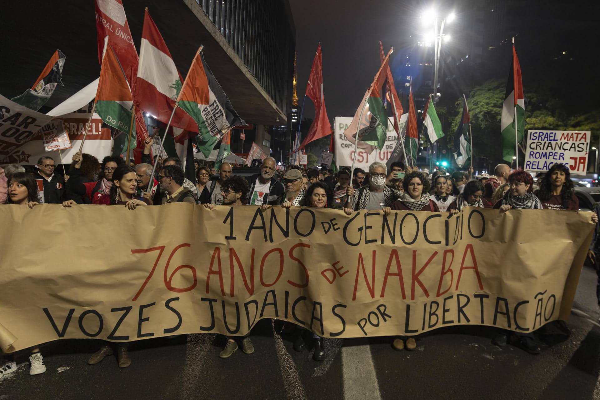 Manifestantes se movilizan a favor de Palestina, con motivo del primer año de la guerra entre Israel y Palestina, este 8 de octubre de 2024 en la Avenida Paulista, en el centro de la ciudad de São Paulo (Brasil). EFE/ Isaac Fontana