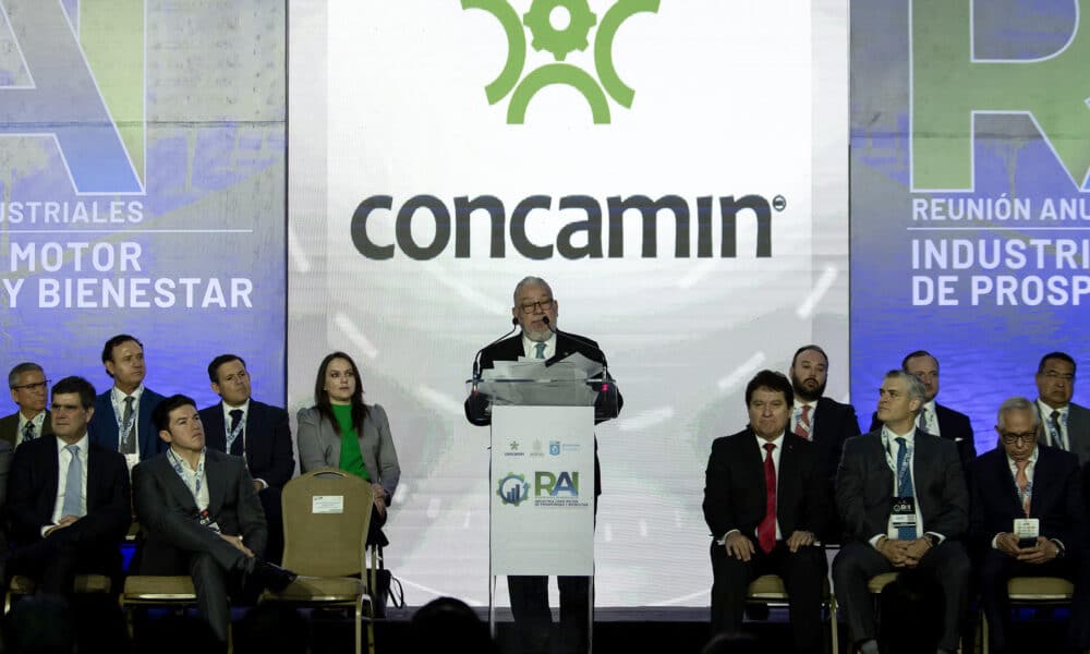 El presidente de la Confederación de Cámaras Industriales de México (CONCAMIN) Alejandro Malagón (c), habla durante la reunión anual de industriales este lunes, en las instalaciones de Cintermex en la ciudad de Monterrey (México). EFE/Miguel Sierra