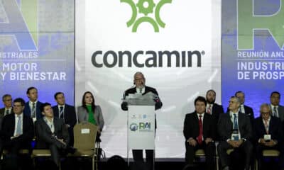 El presidente de la Confederación de Cámaras Industriales de México (CONCAMIN) Alejandro Malagón (c), habla durante la reunión anual de industriales este lunes, en las instalaciones de Cintermex en la ciudad de Monterrey (México). EFE/Miguel Sierra