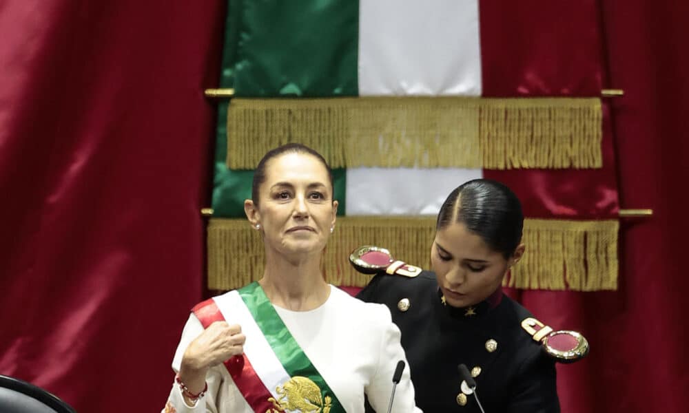 La presidenta de México Claudia Sheinbaum, recibe la banda presidencial en la Cámara de Diputados este martes en la Ciudad de México (México). EFE/José Méndez