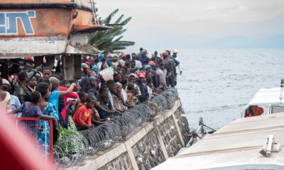 Familiares de las víctimas del naufragio de un barco en el lago Kivu esperan noticias en el muelle. EFE/EPA/MARIE JEANNE MUNYERENKANA