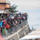 Familiares de las víctimas del naufragio de un barco en el lago Kivu esperan noticias en el muelle. EFE/EPA/MARIE JEANNE MUNYERENKANA