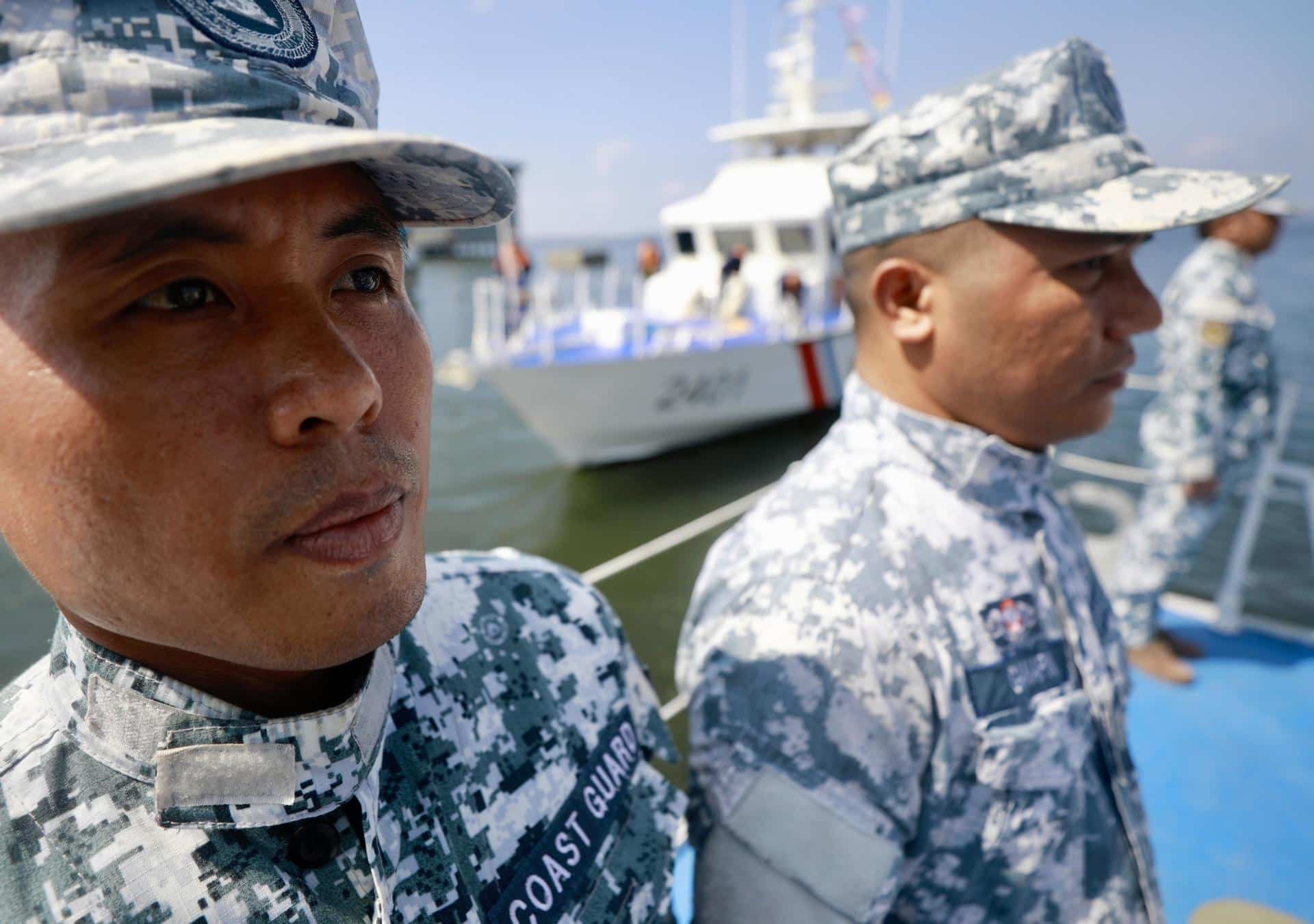 Fotografía de archivo de guardacostas filipinos desplegados en las aguas del mar de China Meridional, donde Manila y Pekín mantienen una tensa disputa soberanista.
EFE/EPA/FRANCIS R. MALASIG