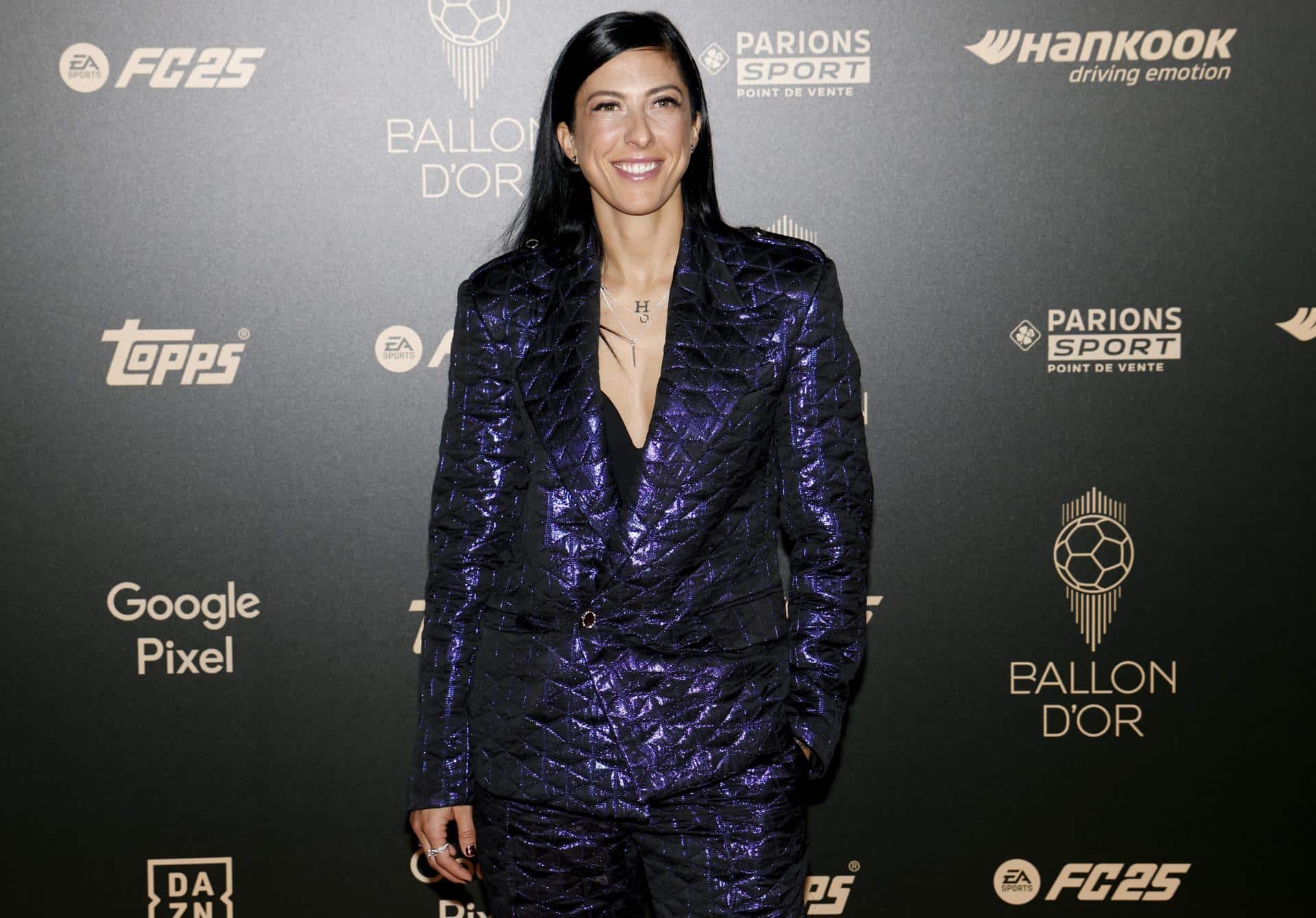 La delantera española Jennifer Hermoso llega a la ceremonia de entrega del Balón de Oro 2024 en el Teatro du Chatelet de París, Francia, el 28 de octubre de 2024. EFE/EPA/MOHAMMED BADRA