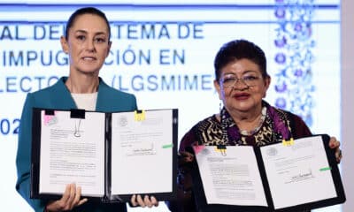 La presidenta de México, Claudia Sheinbaum (i), y la consejera jurídica de la Presidencia, Ernestina Godoy, muestran dos iniciativas este lunes, durante una conferencia de prensa en Palacio Nacional de la Ciudad de México (México). EFE/ José Méndez