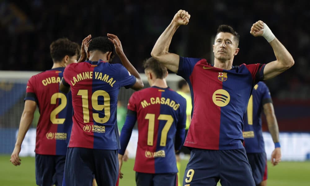 El delantero del Barcelona Robert Lewandowski (d) celebra tras marcar el primer gol ante el Sevilla, durante el partido de LaLiga que FC Barcelona y Sevilla FC disputan este domingo en el estadio Lluis Companys. EFE/Alberto Estévez