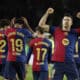 El delantero del Barcelona Robert Lewandowski (d) celebra tras marcar el primer gol ante el Sevilla, durante el partido de LaLiga que FC Barcelona y Sevilla FC disputan este domingo en el estadio Lluis Companys. EFE/Alberto Estévez