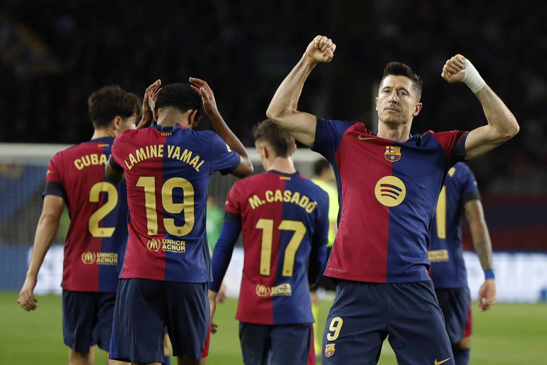 El delantero del Barcelona Robert Lewandowski (d) celebra tras marcar el primer gol ante el Sevilla, durante el partido de LaLiga que FC Barcelona y Sevilla FC disputan este domingo en el estadio Lluis Companys. EFE/Alberto Estévez