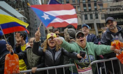 Asistentes ondean banderas de distintos países durante el Desfile de la Hispanidad en Nueva York (Estados Unidos). Archivo. EFE/Eduardo Muñoz Álvarez