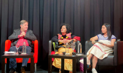 El director del Cervantes y escritor, Luis García Montero (i) la poeta mexicana, Natalia Toledo(c), y la poeta Margarita León asisten a un evento este jueves, en Nueva York (Estados Unidos). EFE/ Alicia Sánchez Gómez