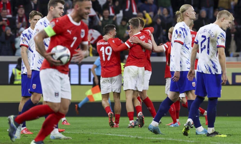 Los jugadores de Austria celebran uno de sus goles ante la decepción de Haaland y Sorloth. EFE/EPA/GINTARE KARPAVICIUTE