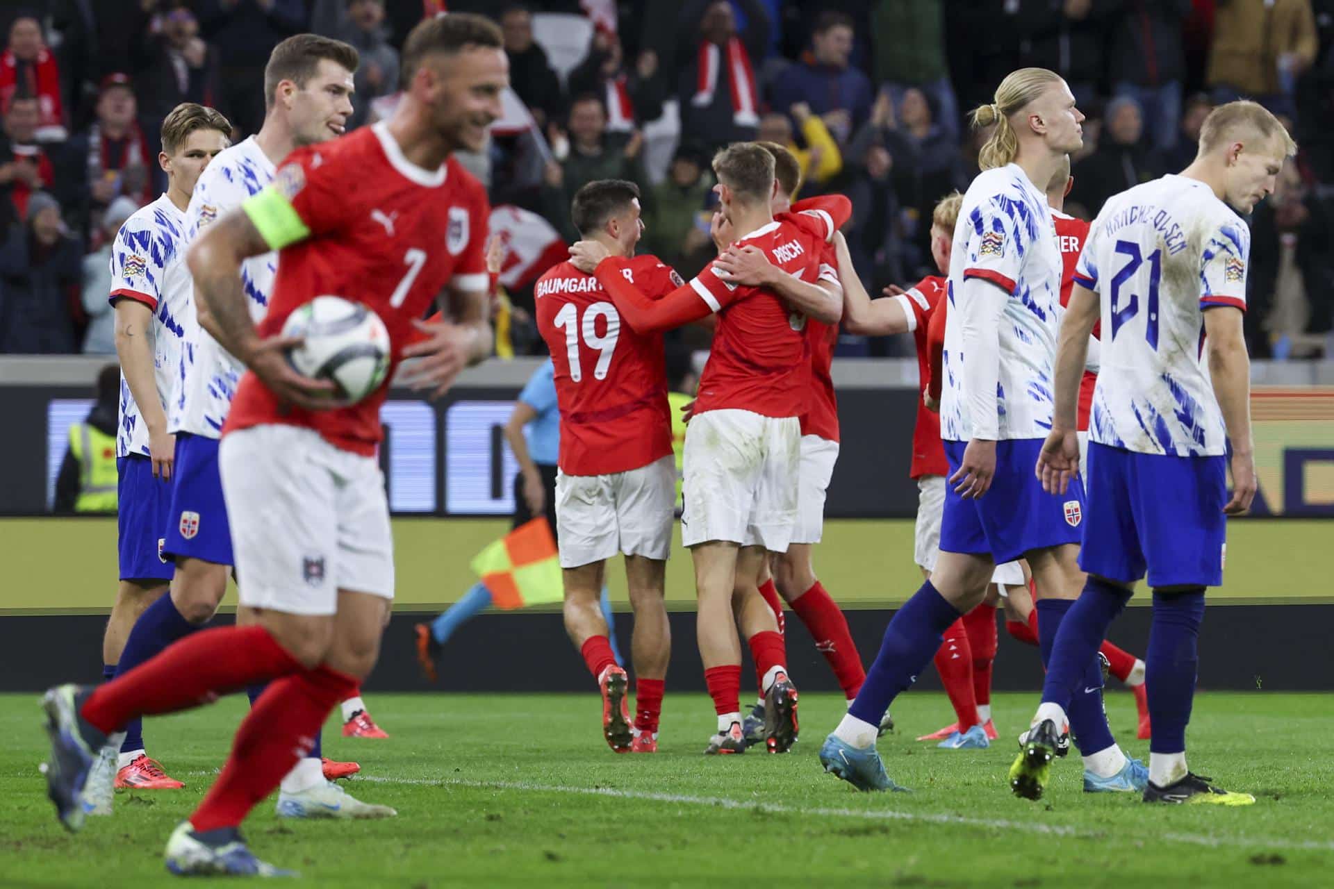 Los jugadores de Austria celebran uno de sus goles ante la decepción de Haaland y Sorloth. EFE/EPA/GINTARE KARPAVICIUTE