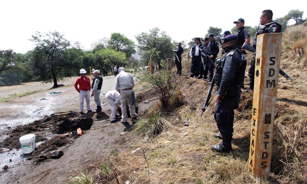 Fotografía de archivo del 22 de mayo de 2019 de policías vigilando de un ducto clandestino en la comunidad de San Francisco Tlaloc, municipio de San Matías Tlalancaleca estado de Puebla (México). EFE/ Alex Cortés