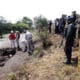 Fotografía de archivo del 22 de mayo de 2019 de policías vigilando de un ducto clandestino en la comunidad de San Francisco Tlaloc, municipio de San Matías Tlalancaleca estado de Puebla (México). EFE/ Alex Cortés