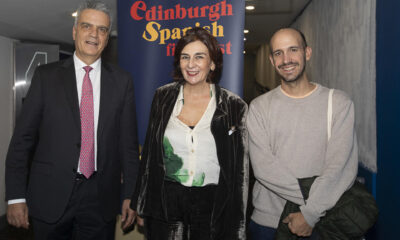 (i-d) Santiago Miralles Huete, cónsul de España en Edimburgo; Marian A. Aréchaga, directora del Festival de Cine Español de Edimburgo, y Simón Casal, director de 'Justicia Artificial', posan a su llegada a la proyección de la película de Casal este jueves en el Festival de Cine Español de Edimburgo. EFE/Festival de Cine Español de Edimburgo/Pako Mera