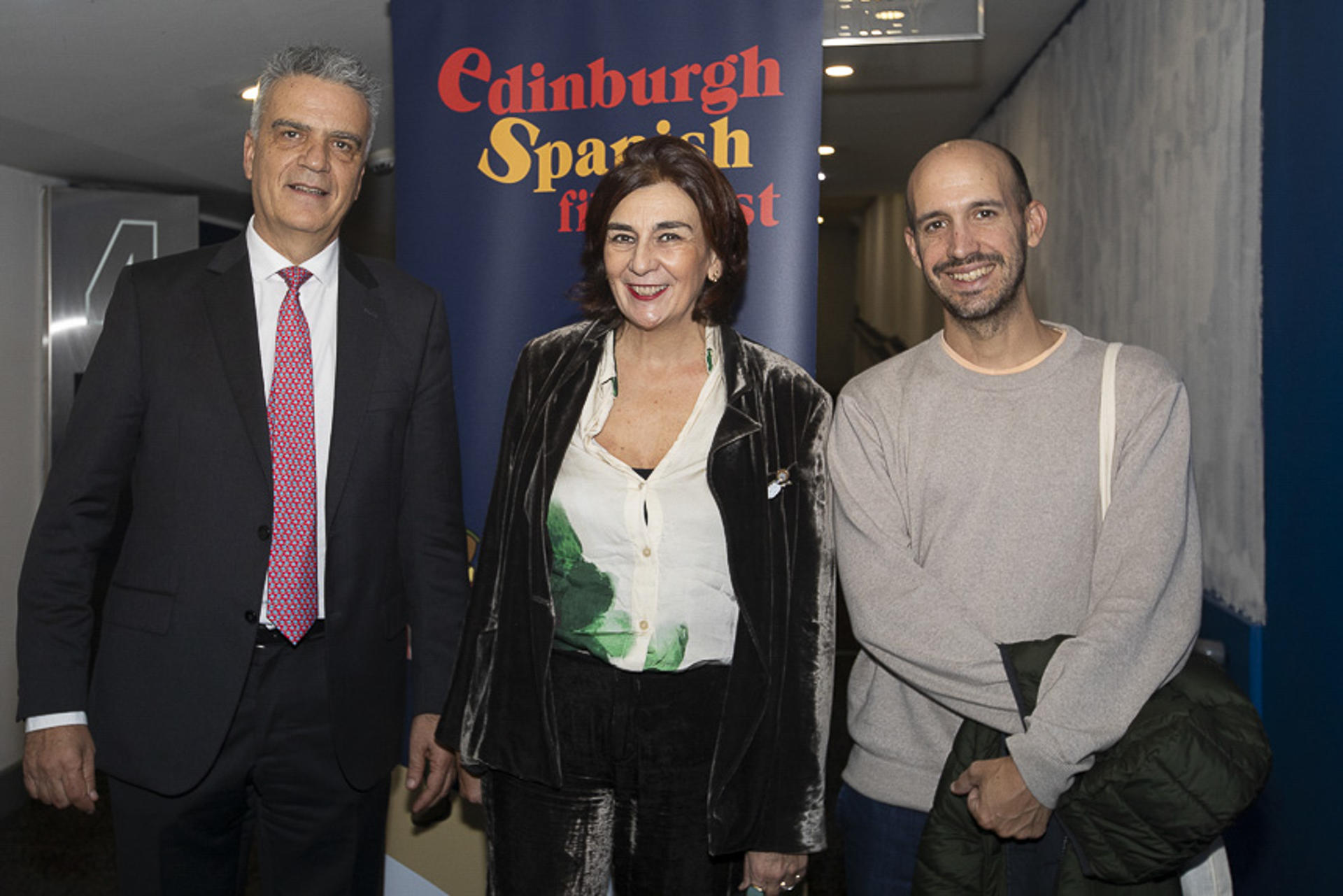 (i-d) Santiago Miralles Huete, cónsul de España en Edimburgo; Marian A. Aréchaga, directora del Festival de Cine Español de Edimburgo, y Simón Casal, director de 'Justicia Artificial', posan a su llegada a la proyección de la película de Casal este jueves en el Festival de Cine Español de Edimburgo. EFE/Festival de Cine Español de Edimburgo/Pako Mera